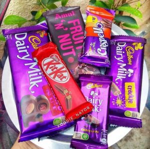 شکلات از وسایل مورد نیاز کیف خانم ها